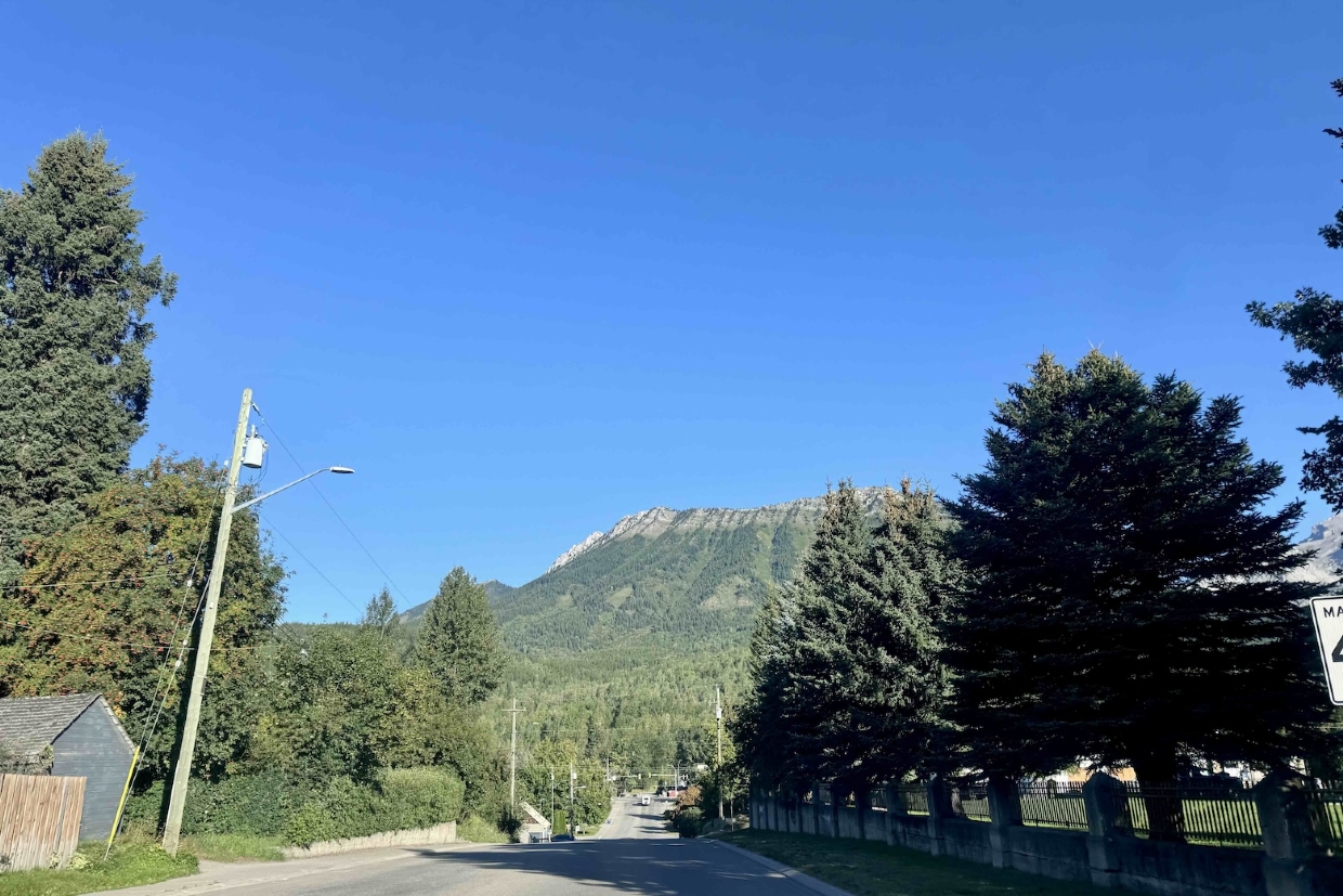 Mt Fernie from 4th St, looking Northwest. 8.50am, Friday, August 22nd, 2025.