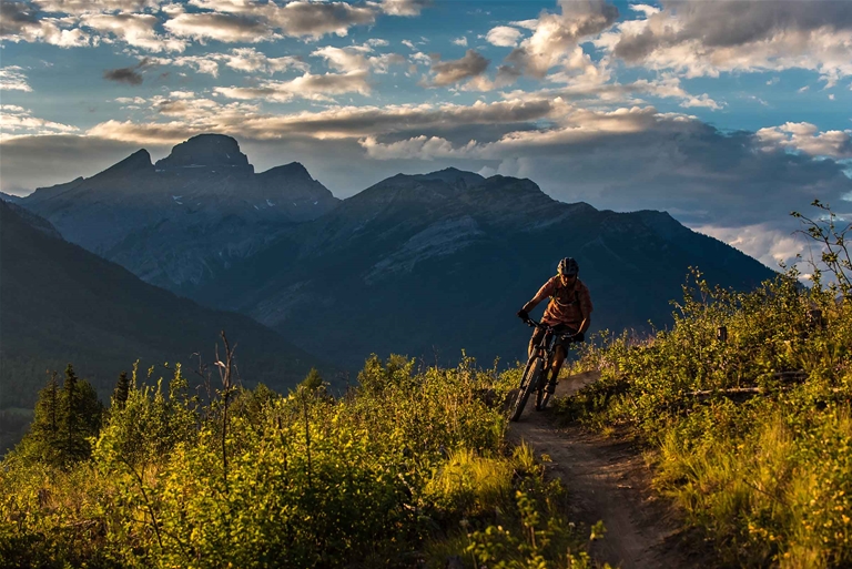 Mountain biking on Castle Mountain Trails in Fernie
