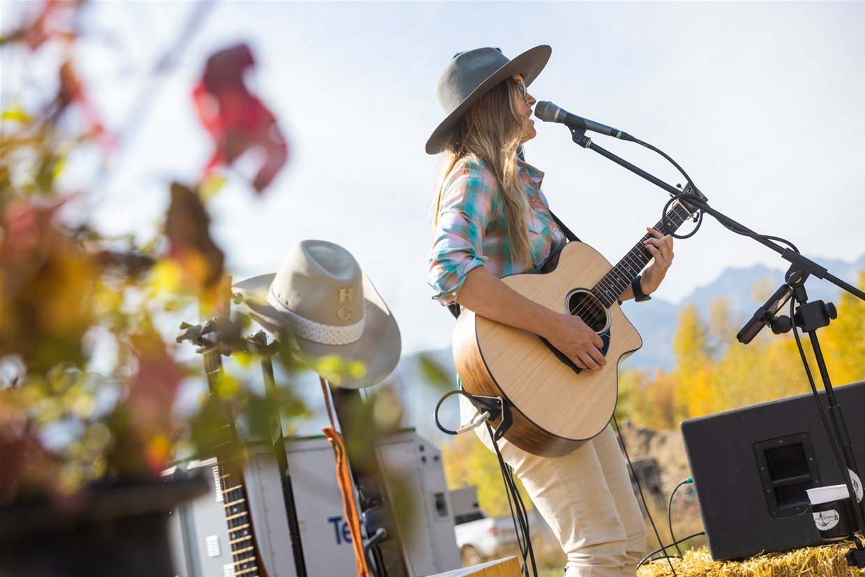 Thanksgiving at Montane Barn - Live Music
