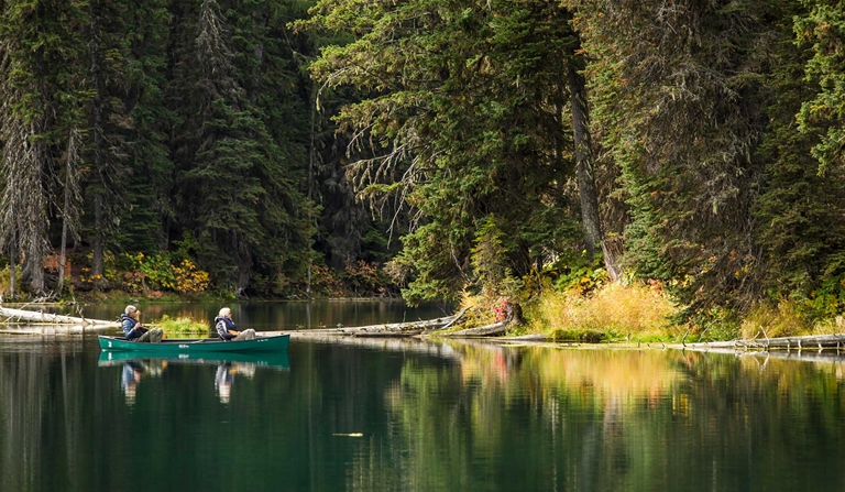 Canoeing at Island Lake Lodge | Photo: Matt Kuhn