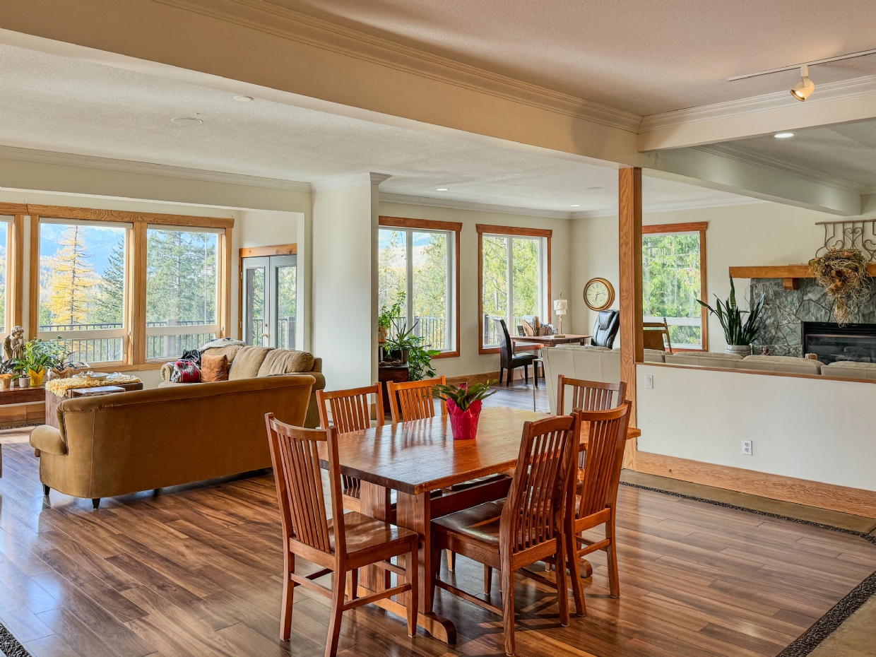 Main floor of the Elk View Lodge