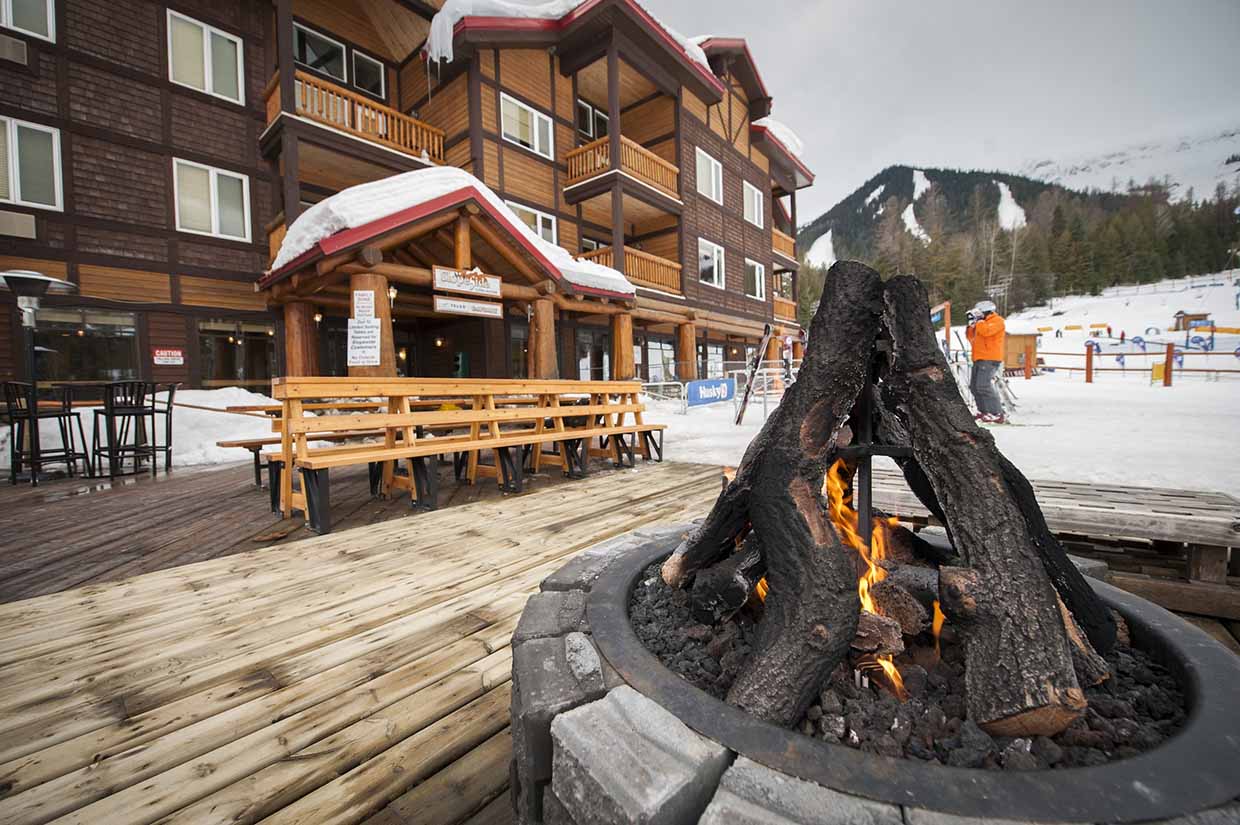 Enjoy the outdoor firepit at the Slopeside Cafe