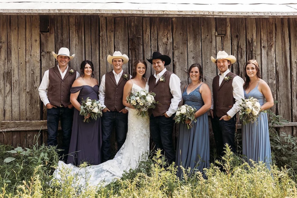 Full suites of floral bouquets, boutonnieres and wedding arrangements 