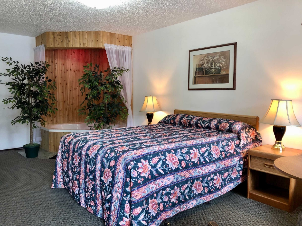 Jacuzzi room with a queen bed.