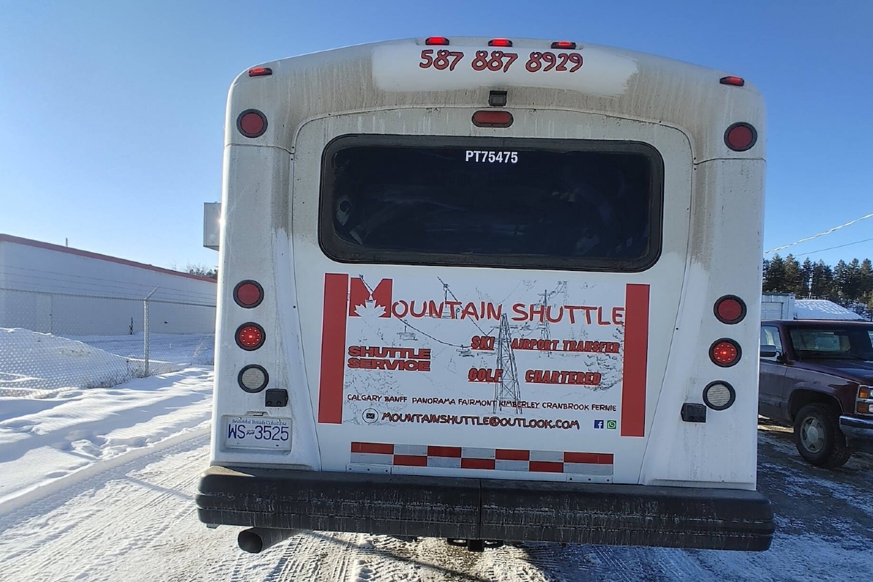 Convenient shuttle service connecting the Kootenay Rockies and Calgary Airport
