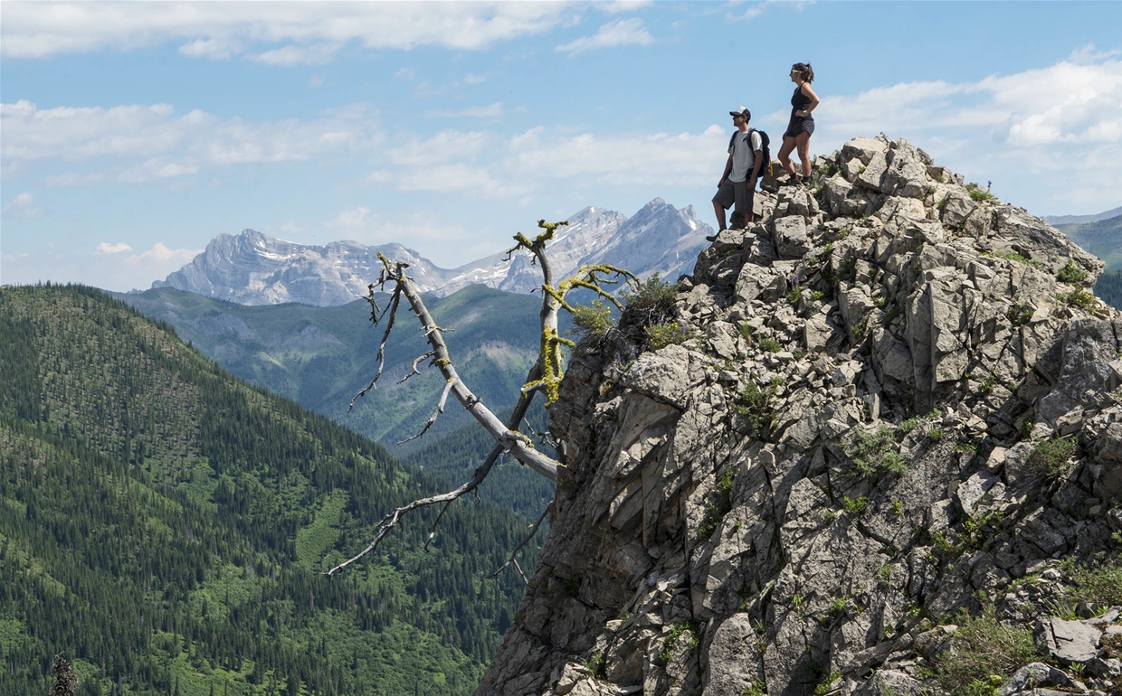 Hiking the Spineback trail at Island Lake Lodge 