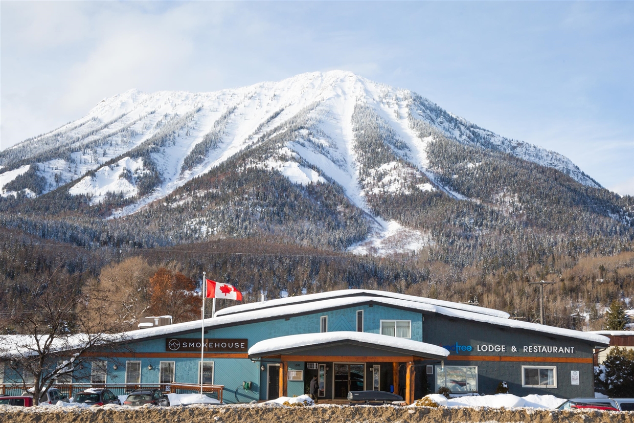 Find Red Tree Lodge conveniently just off Highway 3