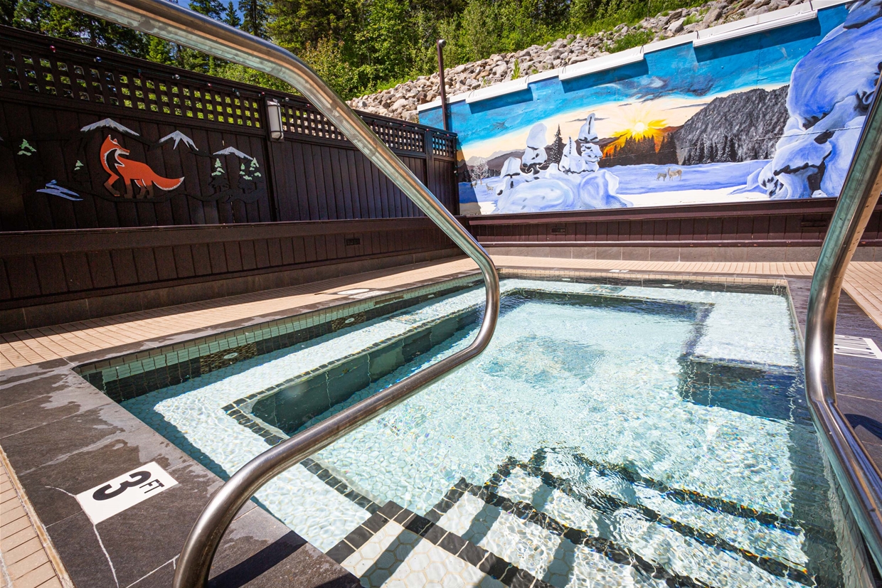 Fernie Fox Hotel Outdoor Hot Tub